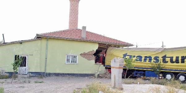 Camiye cemaat değil, 'TIR' girdi