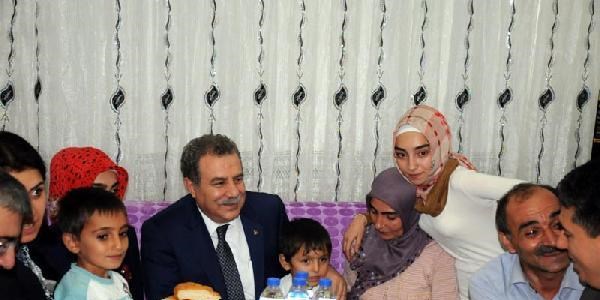 Bakan Güler, sahurda ayakkabı boyacısının misafiri oldu