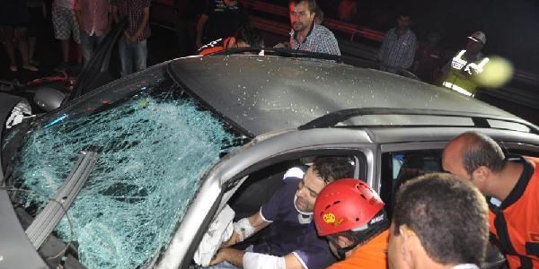 İki otomobil kafa kafaya çarpıştı: 3 yaralı