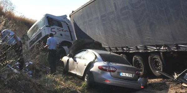 Sürücü uyukladı, tır otomobile çarptı: 6 yaralı