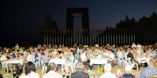 Şehitlikte şehit torunlarıyla iftar