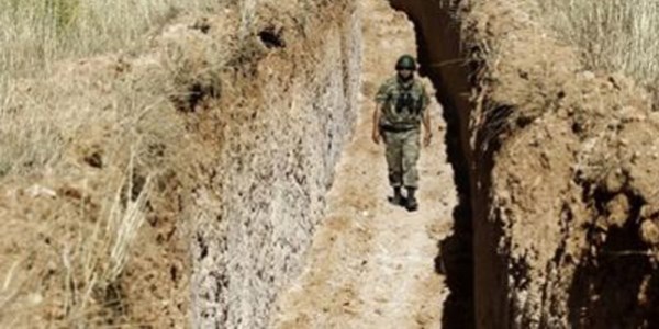 Asker kaçakçılara karşı hendek kazıyor