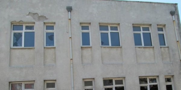 Okulun camlarını kırdılar