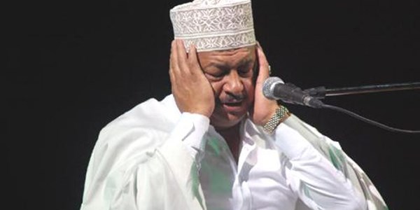Teravih namazını stadyumda kıldılar