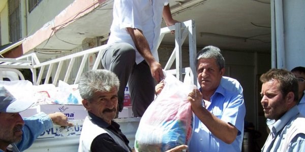 Besni İlçesinde yardıma muhtaç ailelere gıda yardımı