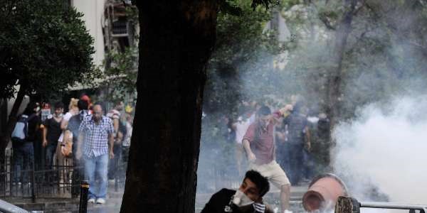 Polise saldran eylemcilere vatandatan tepki