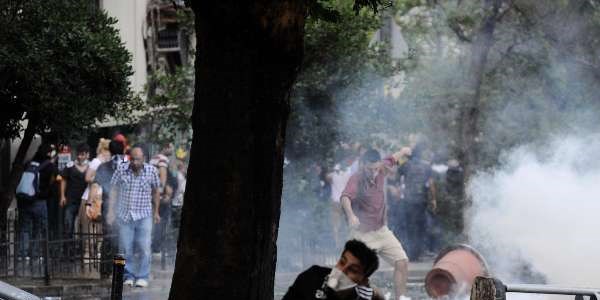 Polise saldıran eylemcilere vatandaştan tepki