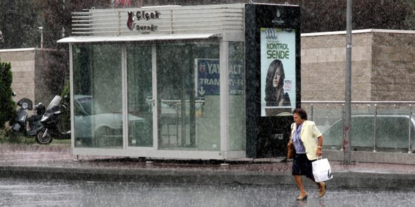İstanbul'da sağanak yağış etkili oldu