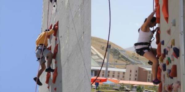 Üniversiteli olabilmek için duvara tırmandılar