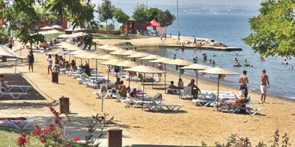 Mavi bayraklı altınkemer plajı ramazanda da dolu