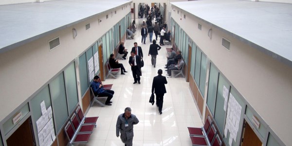 Adliyede dinlemeye 'mini şelale' kalkanı