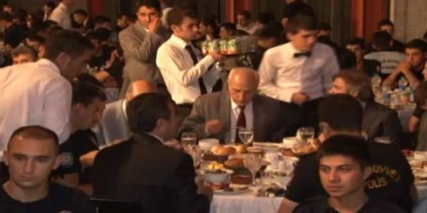 Vali Mutlu, Taksim'de polislerle sahur yaptı