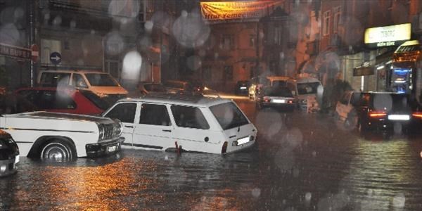 Bafra'da iddetli yamur etkili oldu