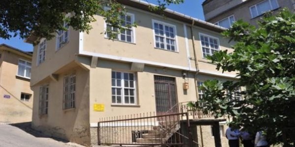 Baba evini belediyeye bağışladı