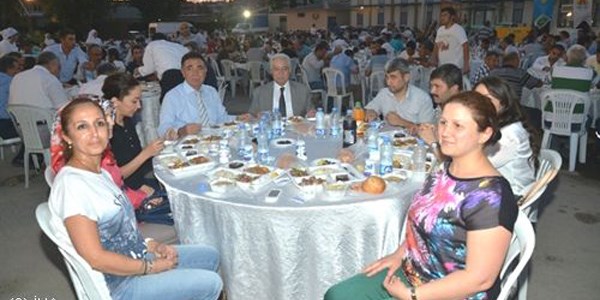 Zihni Aldırmaz iftarını aski personeli ile açtı