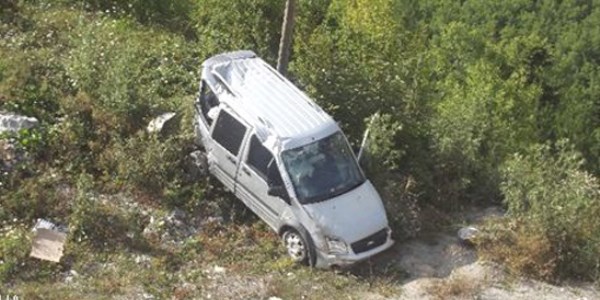 Panelvan 50 metrelik uçuruma yuvarlandı: 3 yaralı