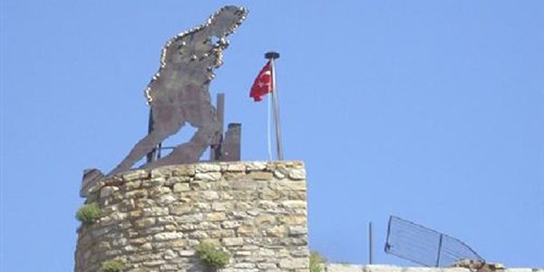 Atatürk silüeti bakımsızlıktan çürüyor