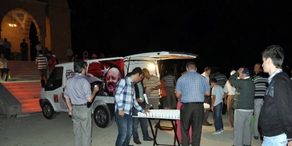 Belediyeden Ulu Camii önünde zemzem ikramı