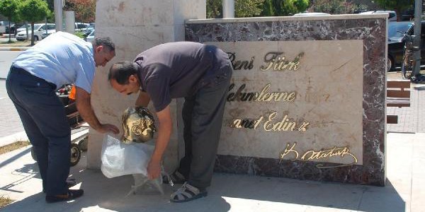 Hastane çalışanı Atatürk büstünü çekiçle kırdı
