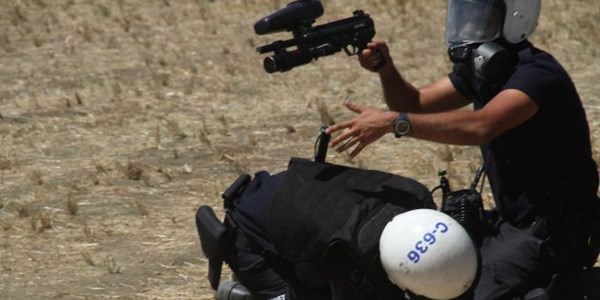 Çevik kuvvet polisi atılan taşlardan yaralandı