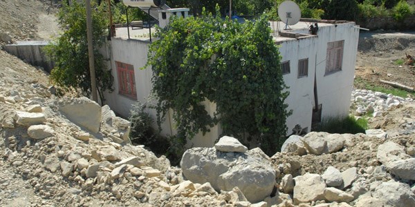 Fethiye'de yol inşaatı bu ev yüzünden bekliyor