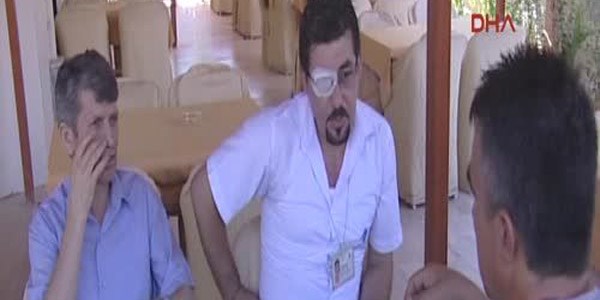 Protez gözünü yüzerken düşürdü