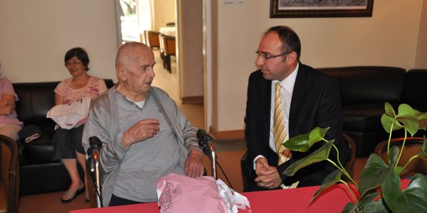 Bayramda huzurevindeki öğretmenleri de unutmayalım