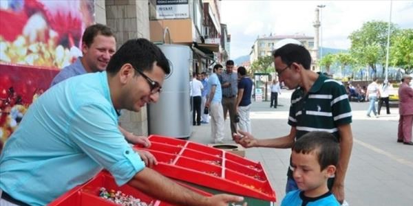 Giresun Belediyesi bayram ikramı standı açtı