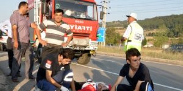 Otomobil iki ağacı devirip şarampole yuvarlandı: 5 yaralı