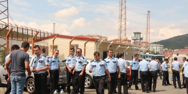 Kartal Cezaevi'nde silahlı mahkum paniği