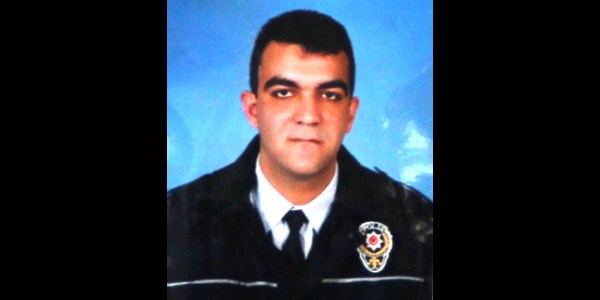 Polis memuru kalbine yenildi