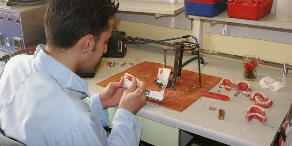 Tıbbi atıklardan diş protezi yapılıyor iddiası