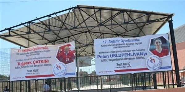 Şampiyonlar afişle onurlandırıldı
