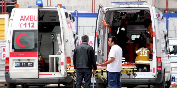 Park halindeki tır'a otomobil çarptı: 1 ölü, 3 yaralı