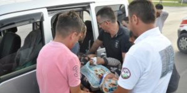 Kamyonun çarptığı ticari araçta 3 kişi yaralandı