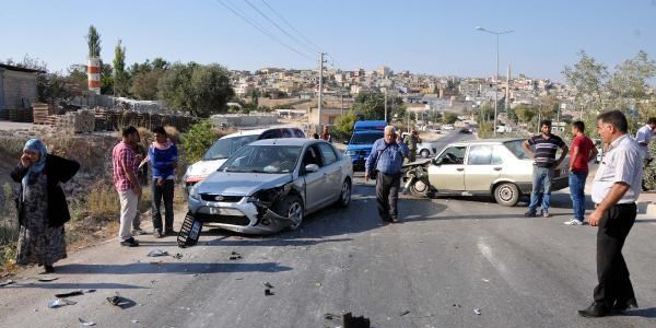 Ters yöne giren otomobil 2 araca çarptı: 2 yaralı