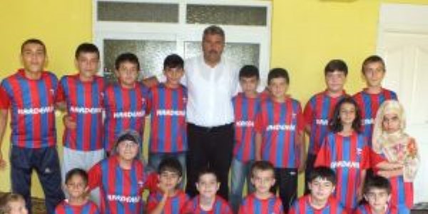 Kur'an kursu öğrencilerine forma