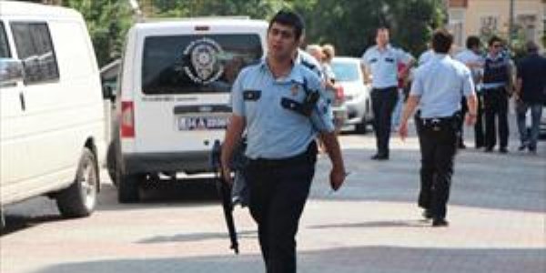 Polis, PTT şubesini soyan silahlı bir kişiyi yakaladı diğerini arıyor
