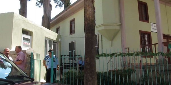 Polis tuvalette unuttuğu silahını çaldırdı