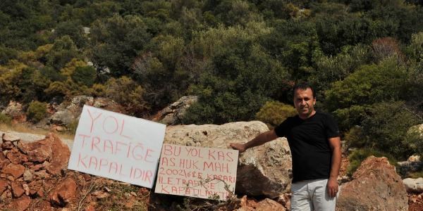 Kamulaştırma yapılmayınca köy yolunu kapattılar
