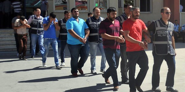 Gaziantep'te kaçakçılık operasyonu: 1'i polis 14 gözaltı