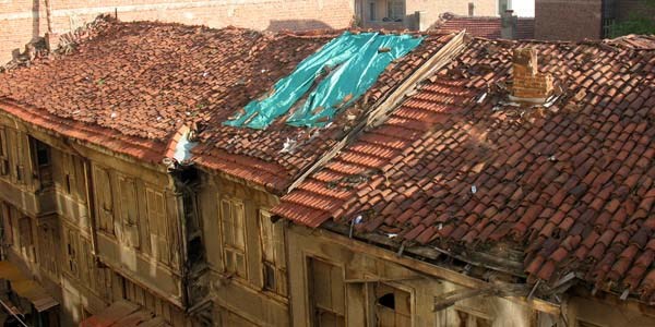 Binalarda depremi en çok çatılar hissediyor