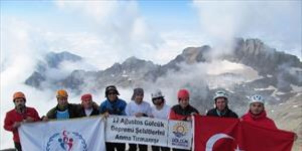 İzmitli dağcılar, deprem şehitleri için tırmandı