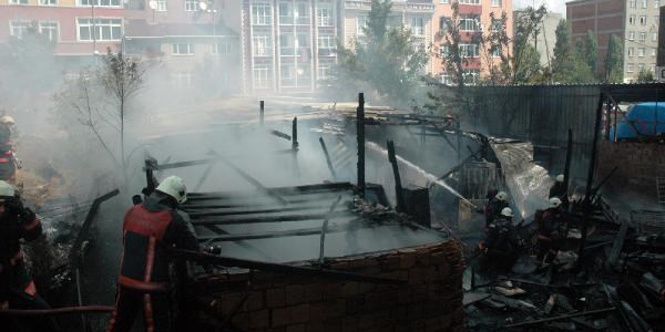 Sigara izmaritinden yangın çıktı