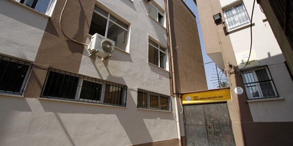 Konak'ta öğrenciler tatilde okullar tadilatta