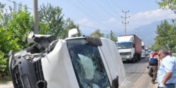 Ticari araçla traktör çarpıştı: 1 ölü, 1 yaralı