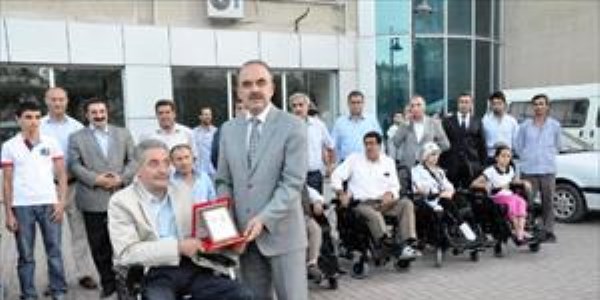 Engellilere akülü sandalyeleri dağıtıldı