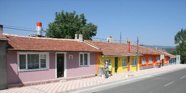 Evler rengarenk boyandı