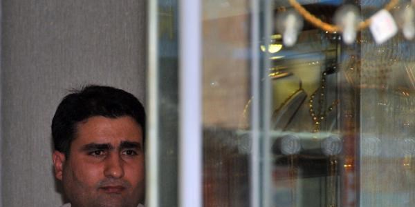 Av tüfeğiyle camına ateş ettikleri kuyumcudan 35 altın bilezik çaldılar