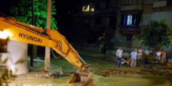 Salihli'de içme suyu ana borusu patladı